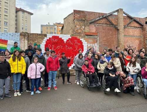 Sant Tomàs participa en el dia per l’eliminació de la violència contra les dones amb un mural de més de 1500 llaunes